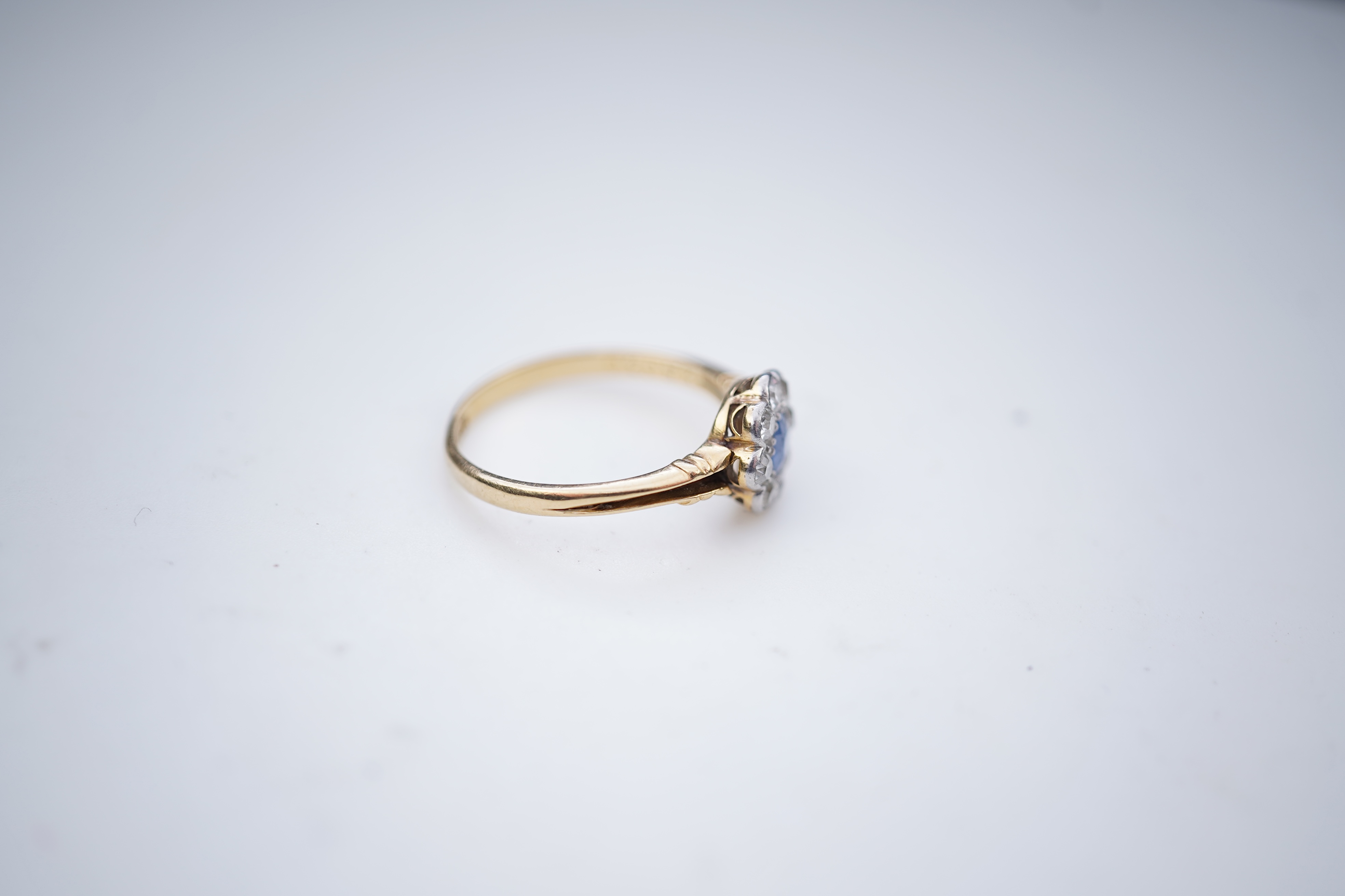 An Edwardian sapphire and diamond cluster ring, early 20th century